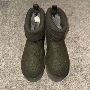 Women’s Size 8- UGG Classic Platform Boots- Green